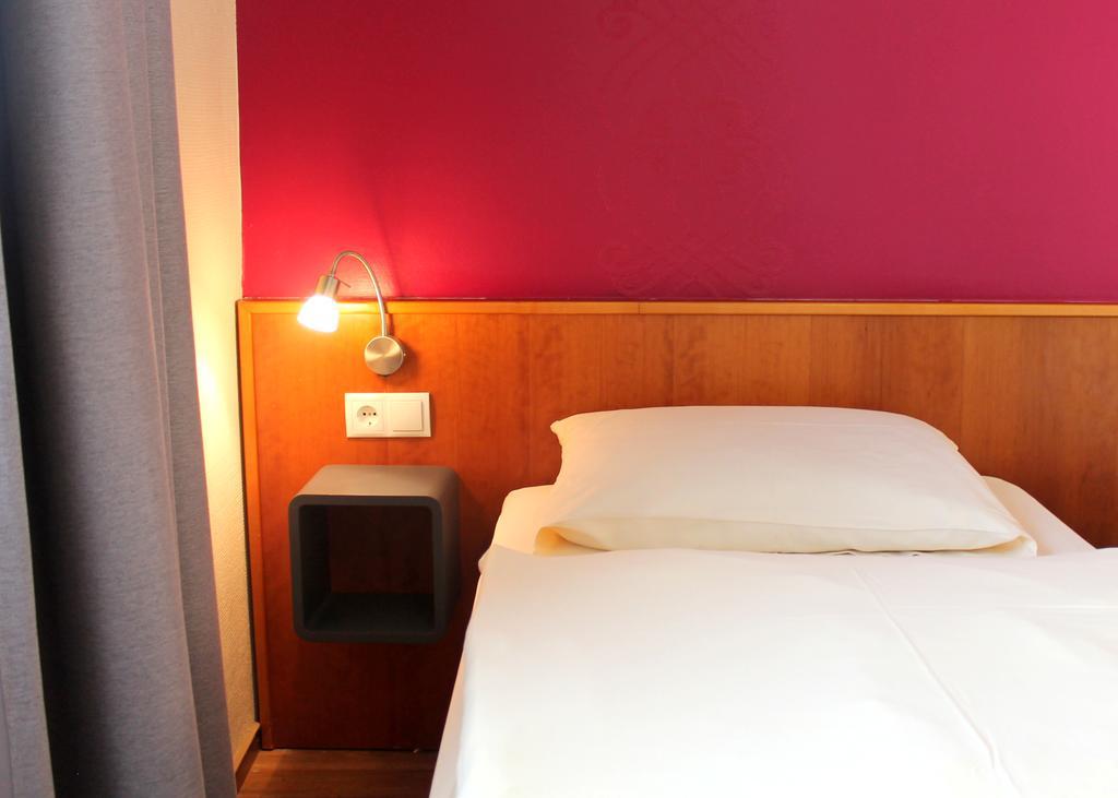 Hotel Zum Lowen Бонн Экстерьер фото