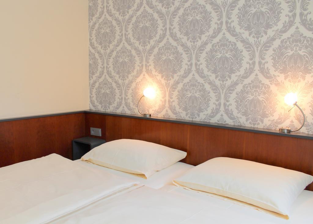 Hotel Zum Lowen Бонн Экстерьер фото