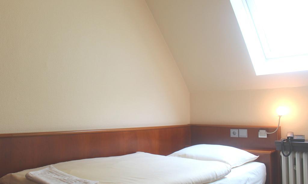Hotel Zum Lowen Бонн Экстерьер фото