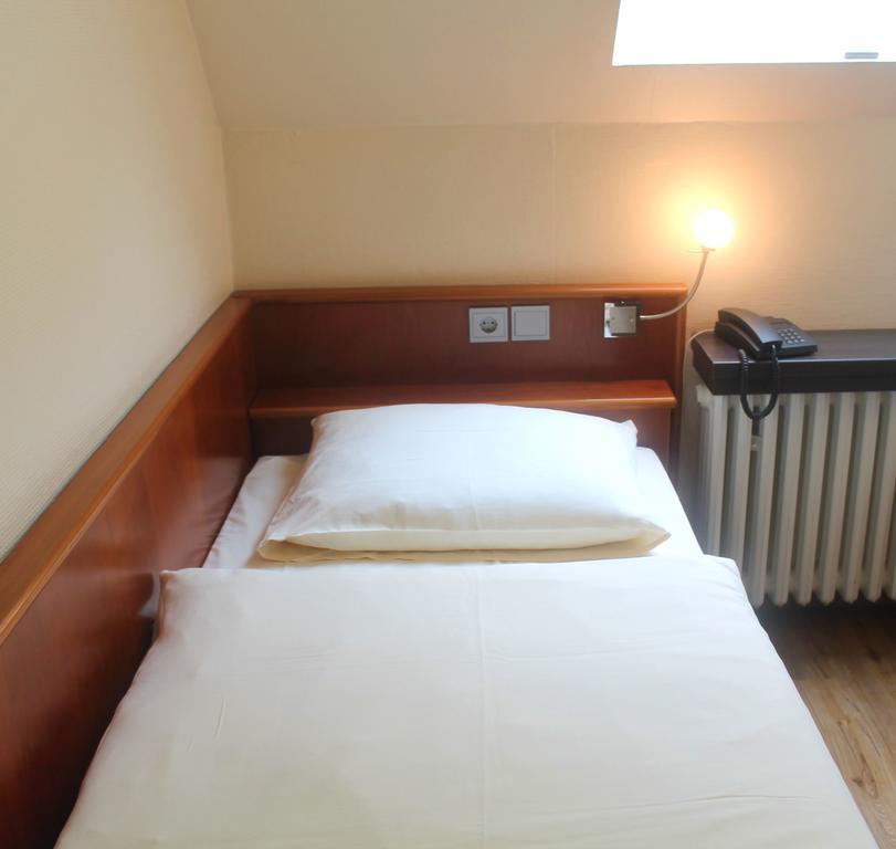 Hotel Zum Lowen Бонн Экстерьер фото